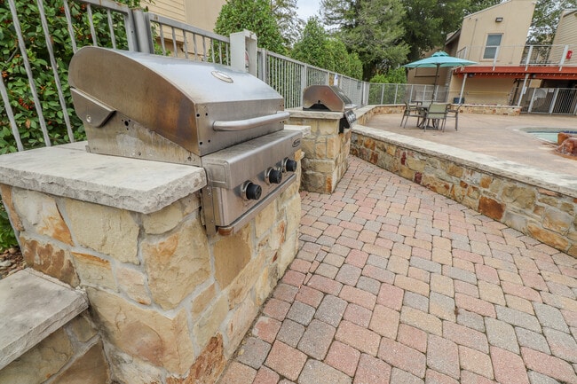 Building Photo - University View Denton (new)