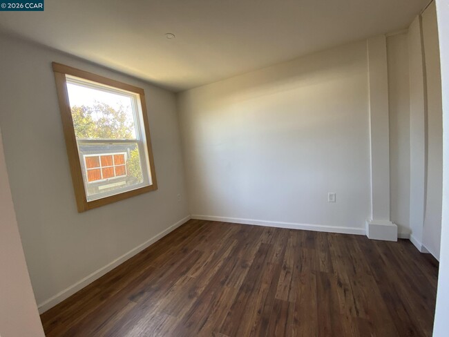 Building Photo - 624 40th St