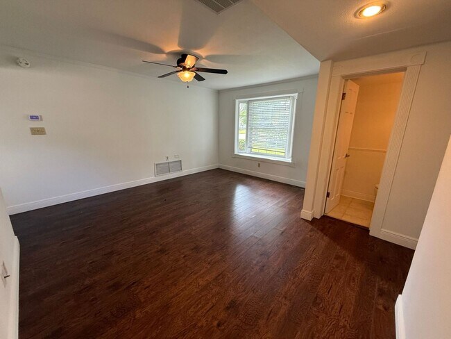 Building Photo - 905 Poinciana Dr