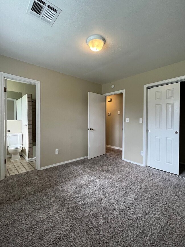 Building Photo - 3 Bedroom 2 Bathroom House!