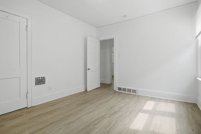 Building Photo - $1200/month bungalow