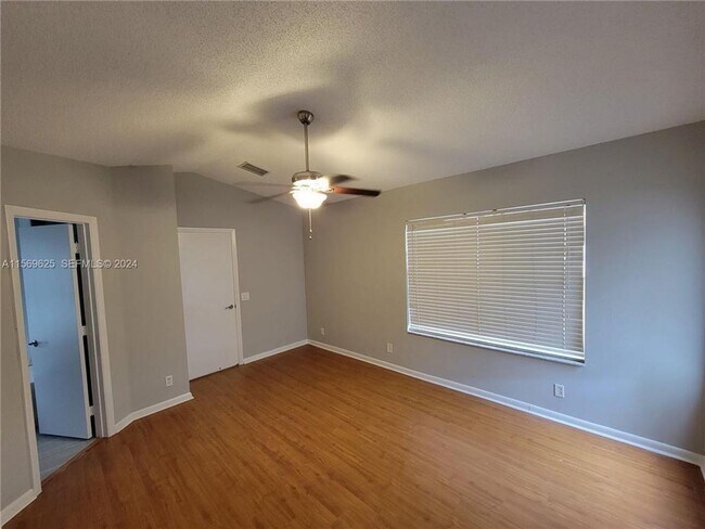 Building Photo - 928 Falling Water Rd