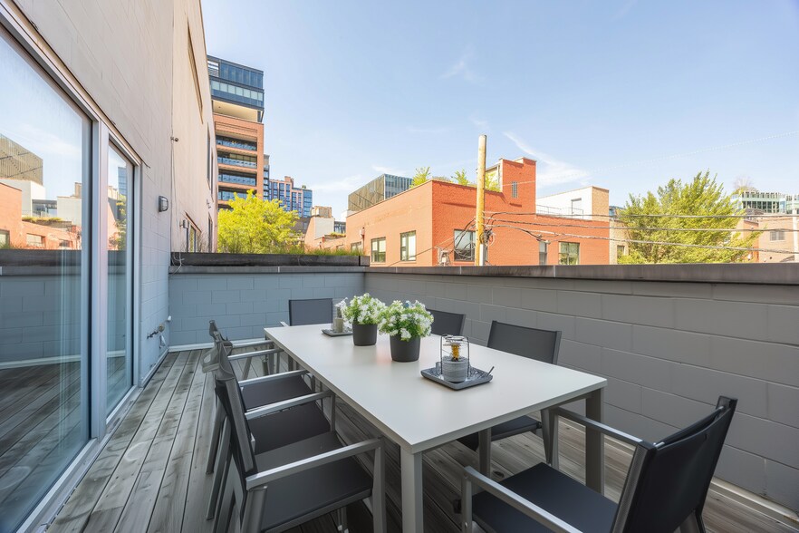 Building Photo - 1008 W Lake St