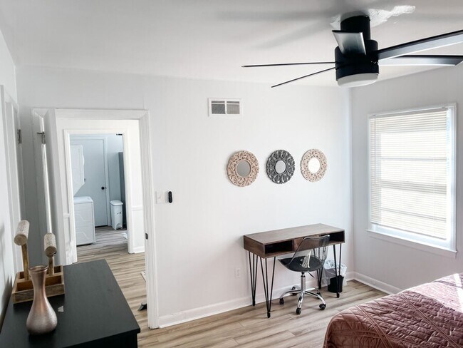 Building Photo - Charming Apt near Savannah's Historic District! Unit 1