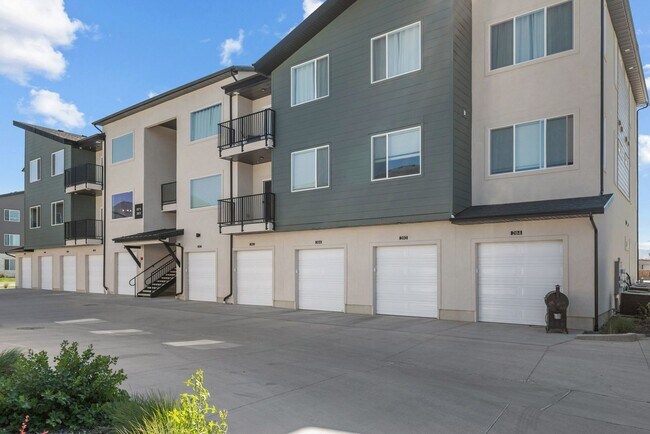 Building Photo - Brand-New 3 Bed, 2 Bath Townhome in Spanish Fork!