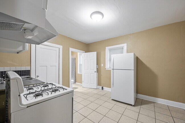 Building Photo - 744 Diamond Ave