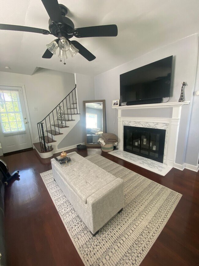 Building Photo - 3 Bedroom/ 1 Bathroom House for Rent in Brookline!