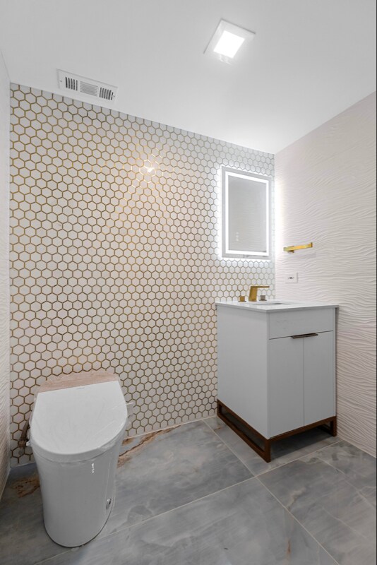 Building Photo - 711 W Gordon Terrace