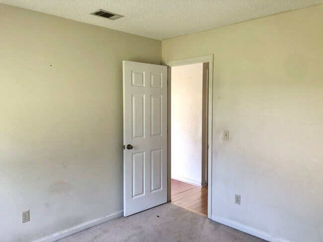 Building Photo - AVAILABLE LATE MARCH 2026!