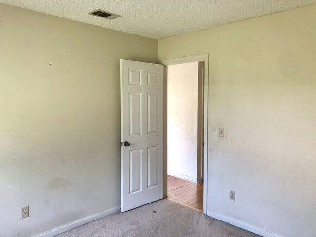 Building Photo - AVAILABLE LATE MARCH 2026! (No Pets)