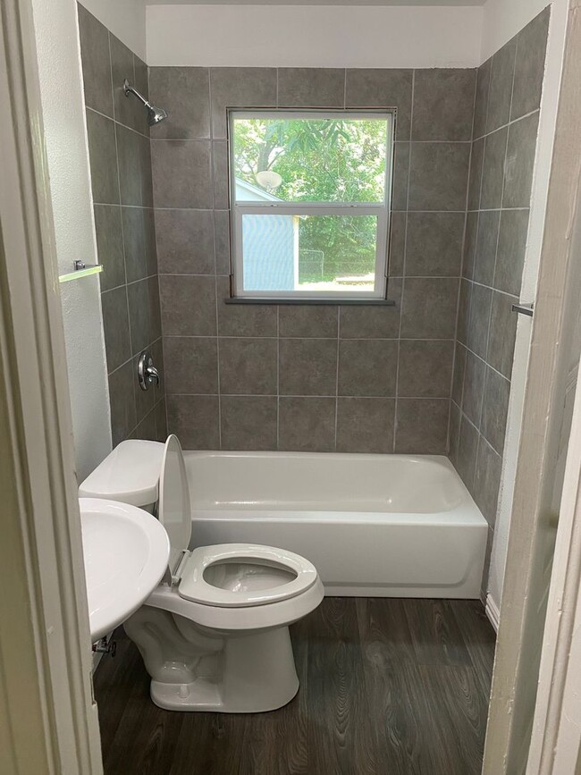 Building Photo - 3 Bedroom 1 Bath House Near Westmoreland R...