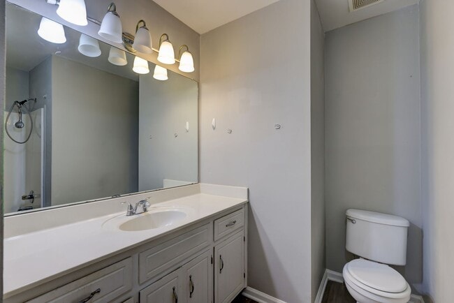 Building Photo - Sweet 3 br 2 ba. in the Heart of St. B.