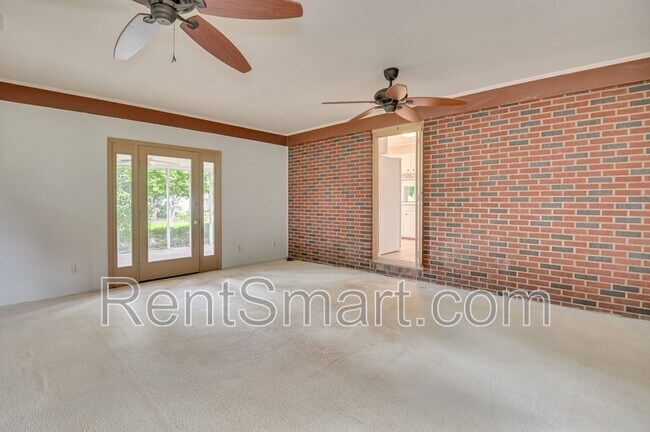 Building Photo - 202 Spring Dr