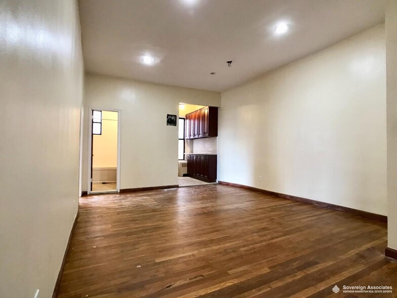 Building Photo - 240 W 104th St