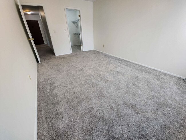 Building Photo - Updated 1 Bedroom Condo in Brown Deer