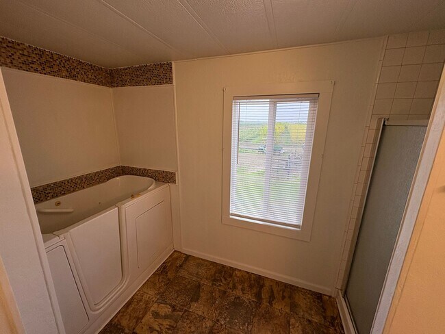 Building Photo - Pleasant Country Home Available Now!