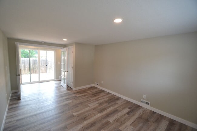 Building Photo - Beautiful 3 Bed 2 Bath with AC!