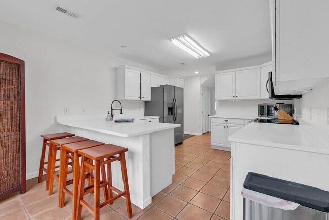 Building Photo - ** $1,000 off your first months rent with a move in by April 15th ** Rent includes Trash pick up,...