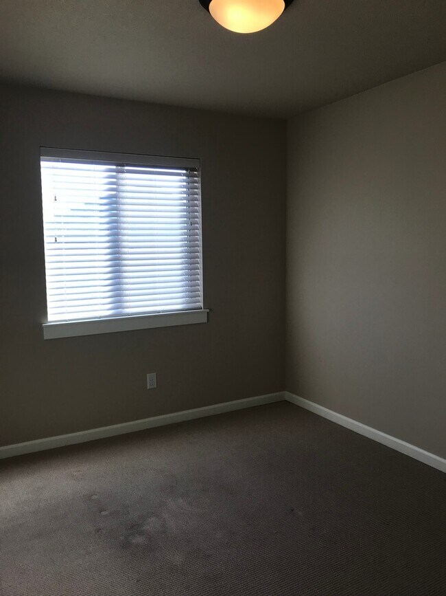 Building Photo - Beautiful NE Bend home, includes office an...