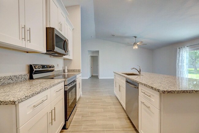 Building Photo - 2352 SW Plum Ct