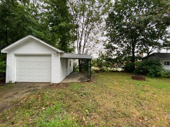 Building Photo - Cozy 2-Bed Single-Family in East Akron — Pet-Friendly, Garage + Covered Patio