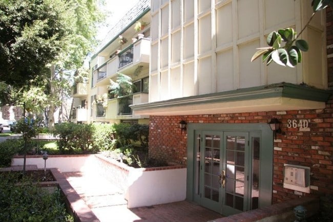 Building Photo - 3640 Cardiff Ave