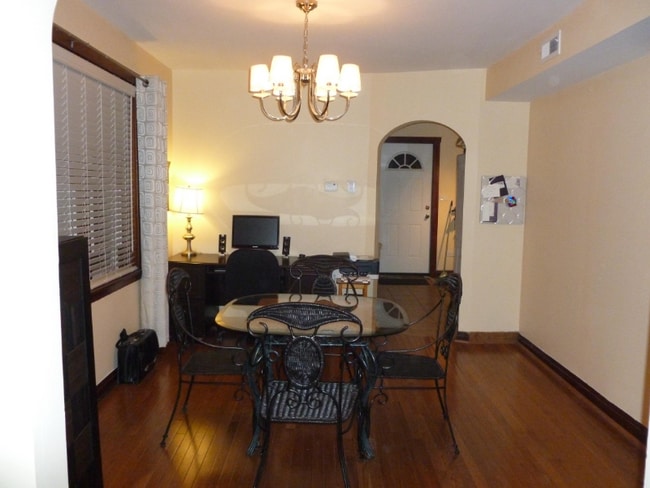 Building Photo - 1832 N Marshfield Ave