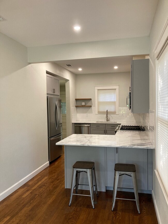 Kitchen, Rear Entry - 316 E Lullwood Ave