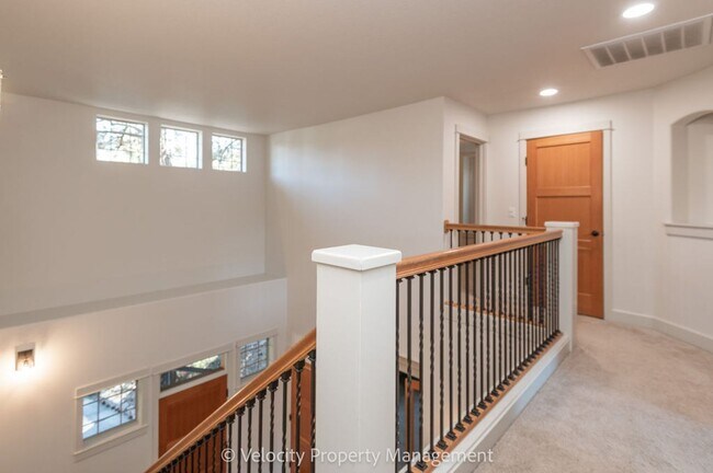 Building Photo - Beautiful NW Bend Home!