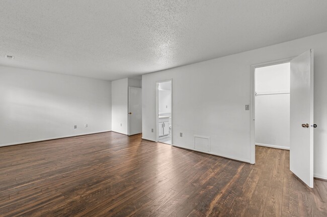 Building Photo - Beautiful 2-Bed, 2.5-Bath Home with Spacio...
