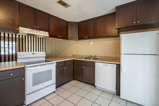 Building Photo - 3103 Pontiac Dr