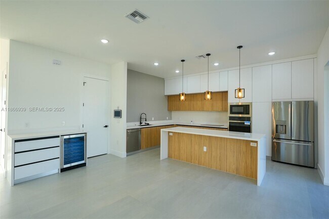 Building Photo - 5 SW 26th Pl