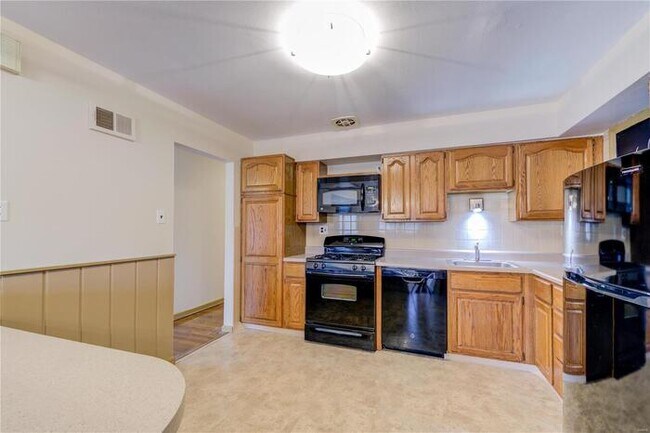 Building Photo - Fantastic 3bd/1.5ba home! Coming soon!