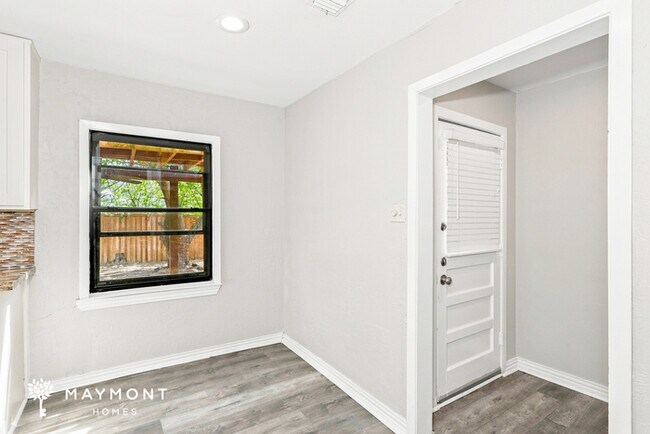 Building Photo - Inviting 3-Bedroom Irving Home