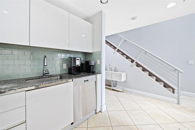 Building Photo - 1050 Brickell Ave