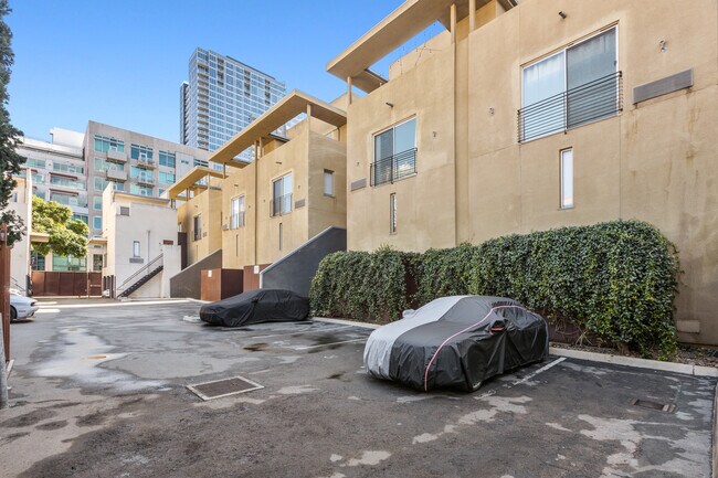 Building Photo - 908 G St