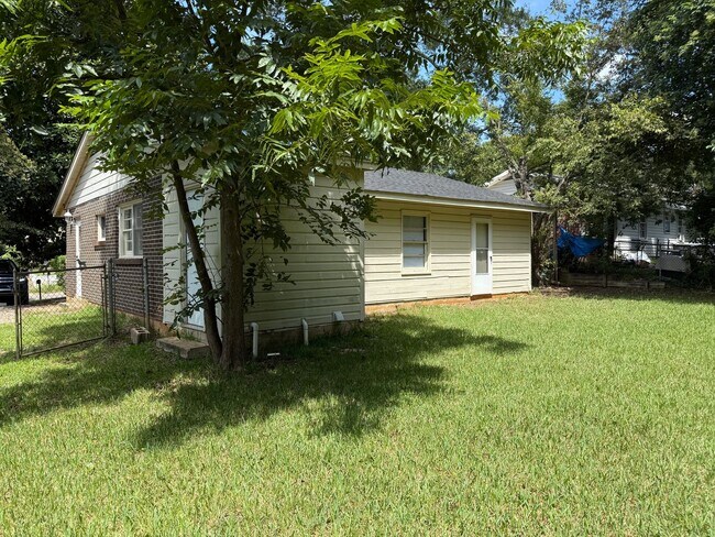 Building Photo - SELF TOURING AVAILABLE - Nice House with F...