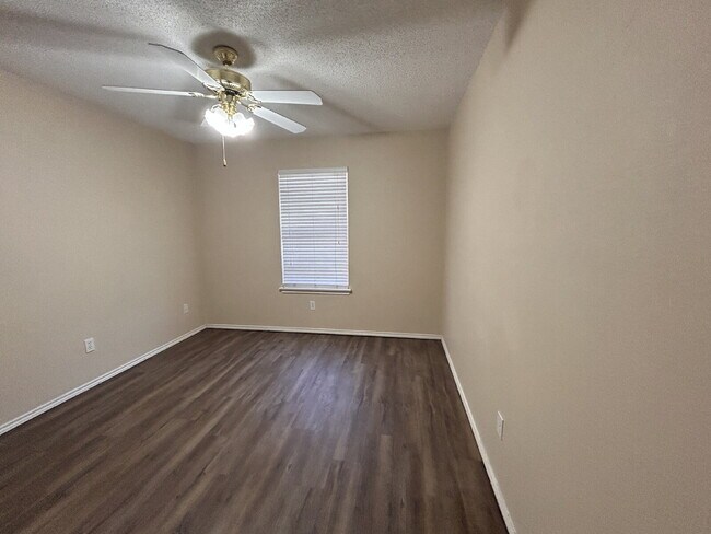 Building Photo - House Located Minutes From Park, School & ...