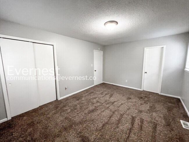 Building Photo - 3-Bed/2-Bath Home/ Pet Friendly/Voucher Accepted/ Available Soon!