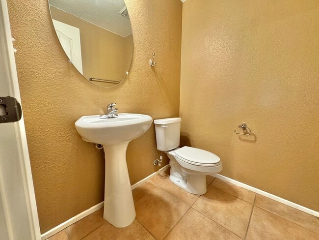 Building Photo - Beautiful 3 bedroom/2.5 bath home in great neighborhood