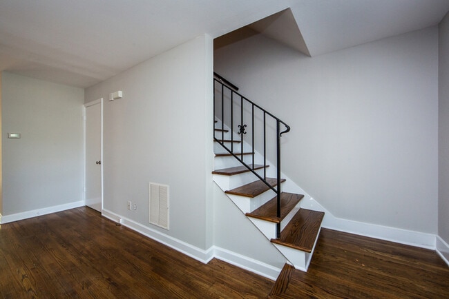 Building Photo - Charming 2BD/1BA Townhouse at Cotswold!