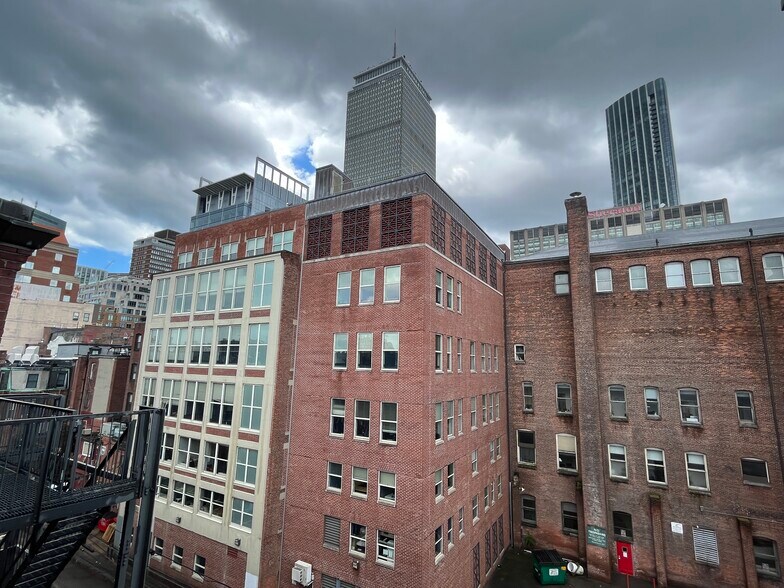 Building Photo - 304 Newbury St