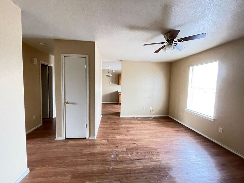 Building Photo - 1603 Cedarhill Dr