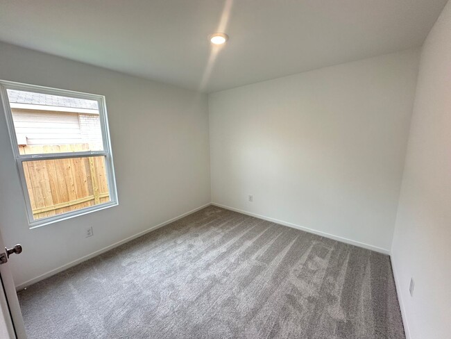 Building Photo - Brand New 3 Bed 2 Bath