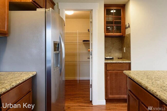 Building Photo - 511 21st Ave