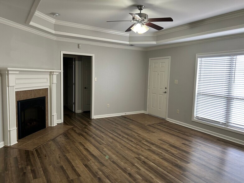 Building Photo - 267 Creek View Dr