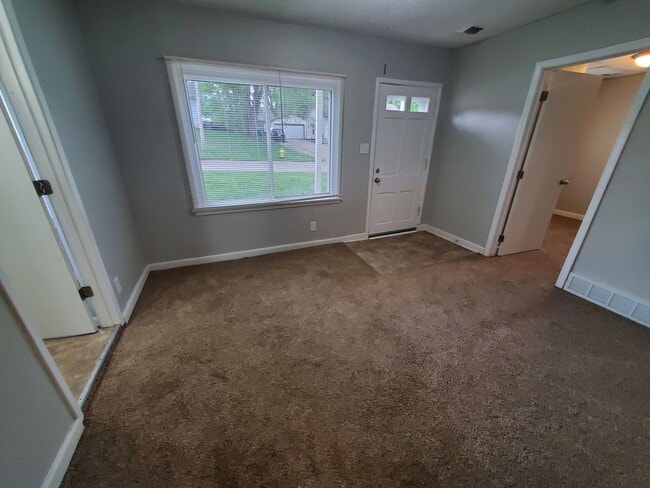 Building Photo - 1 bedroom rental home with 2 car garage!