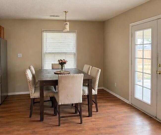 Building Photo - "Charming 3-Bed Oasis with 2 Baths in Los Lunas – 1216 Sq Ft of Cozy Living!"