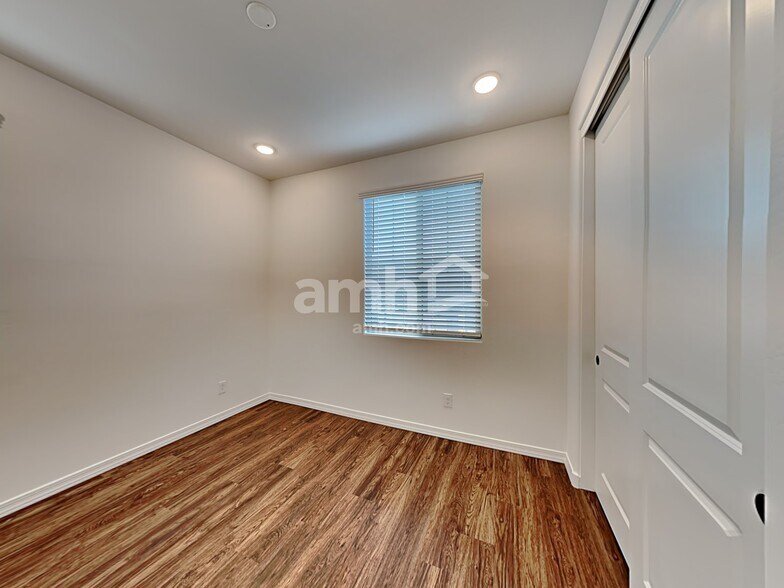 Building Photo - 895 S 150th Dr