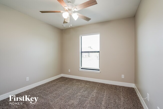 Building Photo - 712 NE Van Loon Ln